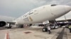 Psawat milik maskapai penerbangan Singapore Airlines terlihat di landasan setelah meminta pendaratan darurat di Bandara Internasional Suvarnabhumi Bangkok, Thailand, 21 Mei 2024.