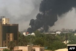 Moshi ukienea angani katika eneo la makazi ya watu huko Khartoum, April 16, 2023, wakati mapigano yakiendelea kwa siku ya pili kati ya majenerali wawili mahasimu.