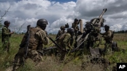 FILE - Ukrainian servicemen prepare to fire at Russian positions from a U.S.-supplied M777 howitzer in Kharkiv, Ukraine, on July 14, 2022. VOA has learned the U.S. will provide up to $150 million in additional military aid for Ukraine as soon as Oct. 25, 2023.
