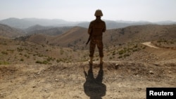 Seorang tentara Pakistan melakukan patroli di Waziristan Utara dekat perbatasan Afghanistan (foto: dok). 