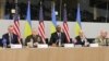 Dari kiri: Sekjen NATO Jens Stoltenberg, Jenderal AS Mark Milley, Menteri Pertahanan AS Lloyd Austin, Menteri Pertahanan Ukraina Oleksii Reznikov dan pejabat militer Ukraina Letjen Yevhen Moisiuk melakukan pertemuan di Brussel, Belgia, Selasa 14 Februari 2023.