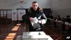 Изборите се одржуваат во позадина на задушување на опозицијата, независните медиуми и истакнати групи за права, што му даде на Путин целосна контрола врз политичкиот систем