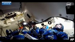 NASA-ini astronauti Butch Wilmore i Suni Williams čekaju polijetanje unutar kapsule Boeing Starliner u Space Launch Complexu 41 5. juna 2024. u Cape Canaveralu, Florida (NASA preko AP)