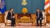 ប្រធានព្រឹទ្ធសភា​លោក ហ៊ុន សែន និងលោក Dominic Williams ឯកអគ្គរាជទូតអង់គ្លេសប្រចាំកម្ពុជា ជួបពិភាក្សាគ្នា​នៅ​រាជធានីភ្នំពេញ កាលពី​ថ្ងៃ៣០ ខែឧសភា ឆ្នាំ២០២៤។ (Facebook / Samdech Hun Sen of Cambodia)