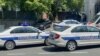 Pripadnici policije obezbeđuju prostor ispred ambasade Izraela posle napada na pripadnika žandarmerije koji je obezbeđivao zgradu u Beogradu, 29. juna 2024. (Foto: VOA/Stefan Miljuš)