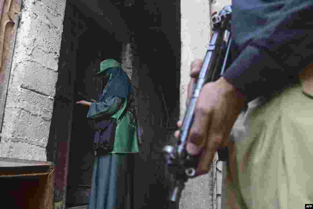  سیکیورٹی کی فراہمی کے لیے مسلح افواج اور صوبائی حکومتوں کی جانب سے 121000 فیلڈ اسٹاف خدمات پیش کر رہے ہیں۔