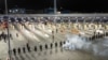 На полноќ истекува привремената наредба за миграција, 150.000 мигранти на границата со Мексико