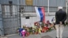 Seorang pria berdiri di dekat peringatan darurat bagi para korban serangan teror di Moskow, di luar kedutaan Rusia di Roma, Italia 23 Maret 2024.