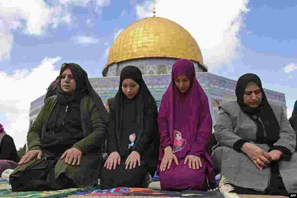 خواتین الاقصیٰ کمپاؤنڈ میں نماز کی ادائیگی کرتے ہوئے۔ 