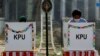Para pemilih menggunakan hak suara mereka di TPS saat pemilihan kepala daerah di Tangerang, 9 Desember 2020. (Foto: REUTERS/Willy Kurniawan)