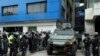 Sebuah kendaraan militer mengangkut mantan Wakil Presiden Ekuador Jorge Glas dari pusat penahanan tempat dia ditahan setelah polisi menyerbu Kedutaan Besar Meksiko untuk menangkapnya di Quito, Ekuador, Sabtu, 6 April 2024.