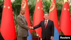 ፕሬዝደንት ኢሳያስ አፈወርቂ እና የቻይናው የውጭ ጉዳይ ሚኒስትር ሊ ቻንግ (ፎቶ ሮይተርስ ግንቦት 15፣ 2015)