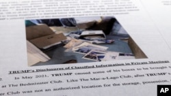 FILE - Dakwaan terhadap mantan Presiden Donald Trump dalam kasus dokumen rahasia, 9 Juni 2023. (Jon Elswick/AP)