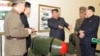 북한은 김정은 국무위원장이 600㎜ 초대형방사포와 순항미사일 화살-1형·화살-2형, 단거리탄도미사일 화성-11형 등에 탑재 가능한 전술 핵탄두 ‘화산-31’을 살펴봤다며 사진을 공개했다.