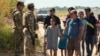 Para migran yang menyeberang dari Meksiko ke Amerika serikat diarahkan menuju pusat-pusat imigrasi di Eagle Pass, Texas, Kamis, 21 September 2023. (Foto: Eric Gay/AP Photo)
