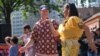 Warga Pittsburgh bergoyang diiringi alunan musik dari kelompok band RockDutters di festival World Square (dok: Indonesians in Pittsburgh)