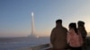 Pemimpin Korea Utara Kim Jong Un mengamati peluncuran rudal balistik antarbenua (ICBM) Hwasong-18 dari lokasi yang dirahasiakan, pada 18 Desember 2023. (Foto: KCNA via Reuters)
