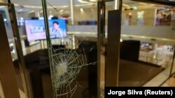 Bekas peluru terlihat di panel kaca di pusat perbelanjaan Siam Paragon setelah polisi Thailand menangkap seorang remaja pria bersenjata di Bangkok, Thailand, 4 Oktober 2023. (Foto: REUTERS/Jorge Silva)