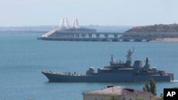 Росія спорудила Кримський міст після захоплення Криму 2014 року, сполучивши свою територію з українським півостровом спочатку автомобільним шляхом 2018 р. і залізничним 2019 р. 