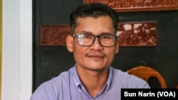 រូបឯកសារ៖ លោក ភូ សុវណ្ណថា ប្រធាន​ប្រតិបត្តិ​ប្រចាំ​ខេត្ត​បាត់​ដំបង របស់​គណបក្ស​ភ្លើង​ទៀន ផ្តល់​បទ​សម្ភាសន៍​ដល់​វីអូអេ​ កាលពីកន្លងទៅ។ (ស៊ុន ណារិន/វីអូអេ)