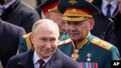 Рускиот претседател Владимир Путин и рускиот министер за одбрана Сергеј Шојгу го напуштаат Црвениот плоштад по воената парада на Денот на победата во Москва, Русија, 9 мај 2024 година