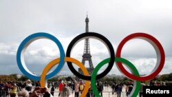 FILE - Logo Olimpiade Paris 2024 di dekat Menara Eiffel di Paris, Prancis.