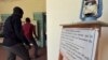 Des visiteurs passent devant une flamme éternelle allumée au centre national de presse Norbert Zongo à Ouagadougou le 20 novembre 2014.