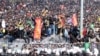 Para pendukung dari partai proKurdi Partai Rakyat Demokratik (HDP) berkumpul di Diyarbakir, Turki, untuk merayakan Nowruz, yang menandai awal musim semi, pada 21 Maret 2022. (Foto: Reuters/Sertac Kayar)