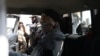 
Seorang tersangka anggota ISIS duduk dengan mata tertutup di dalam mobil Pasukan Khusus Taliban di Kabul, Afghanistan, 5 September 2021. (Foto: WANA via REUTERS)
