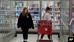 Pembeli memeriksa barang-barang yang dijual di lemari pendingin toko Target di Pittsburgh, 23 Januari 2023. (AP/Gene J. Puskar)