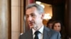 Mantan Presiden Prancis Nicolas Sarkozy meninggalkan gedung pengadilan setelah putusan dalam sidang bandingnya dalam kasus korupsi di gedung pengadilan Paris, 17 Mei 2023. (Bertrand GUAY / AFP)