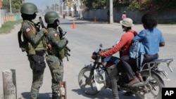 Sejumlah tentara berjaga di jalanan dekat bandara internasional di Port-au-Prince, Haiti, pada 13 Maret 2024. (Foto: AP/Odelyn Joseph)