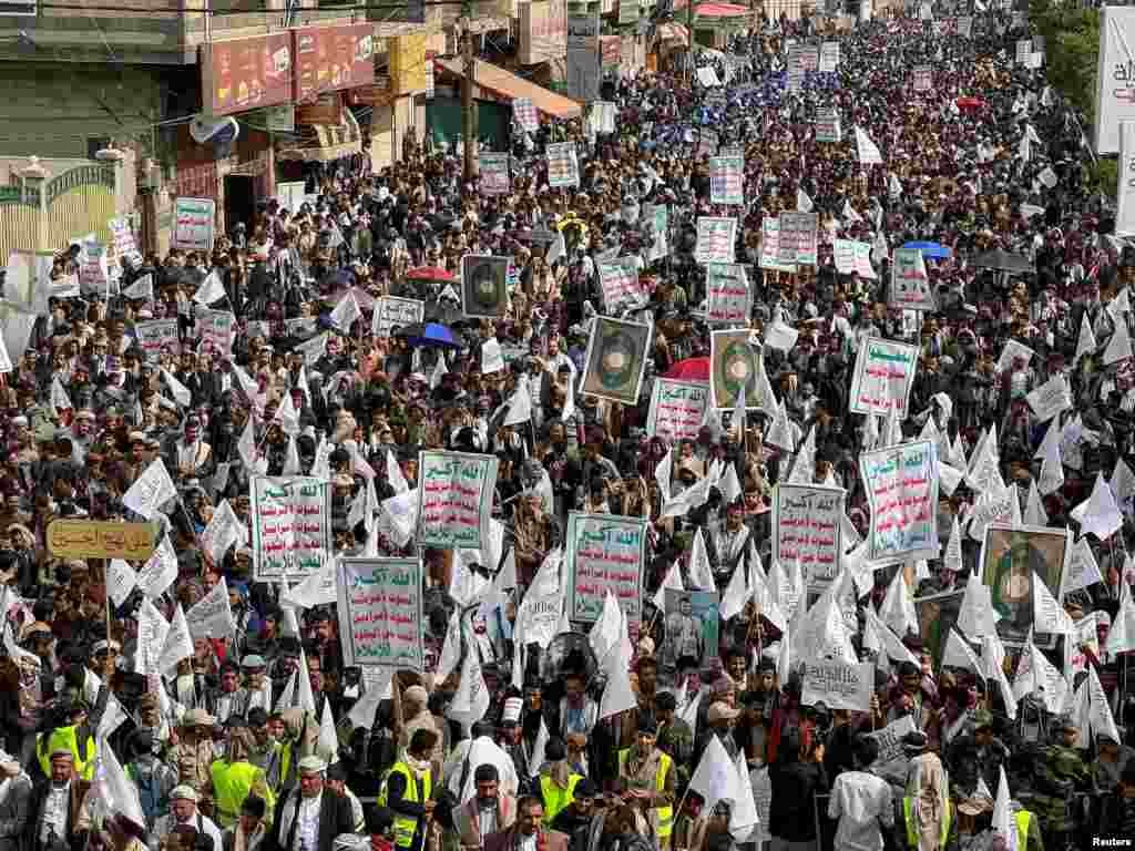 یمن کے شہر صنعا میں یومِ عاشور کے جلوس میں بڑی تعداد میں لوگ شریک ہیں۔