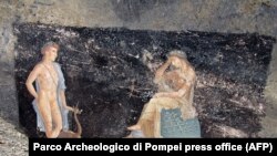 This handout picture released by the archaeological park of Pompeii on April 11, 2024, shows frescoes of the mythological characters Apollo and Cassandra that were painted on a banquet room wall in the ancient city of Pompeii near Naples, Italy.