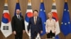 Presiden Korea Selatan Yoon Suk Yeol (tengah) berfoto bersama Presiden Dewan Eropa Charles Michel (kiri) dan Presiden Komisi Eropa Ursula Von der Leyen dalam pertemuan mereka di Seoul, pada 22 Mei 2023. (Foto: Jung Yeon-Je/Pool/AFP)