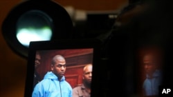 Thabo Bester akionekana kwenye camera ya Televisheni katika mahakama kuu ya mjini Cape Town, Afrika Kusini, Mei 3, 2012, katika kesi ya mauaji dhidi yake.