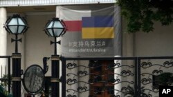 Кинеското министерство за надворешни работи доставилo нота на 8 мај до сите дипломатски претставништва дека тие треба „да ги почитуваат кинеските закони и прописи“, без да дефинира што е пропаганда 