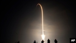 Baadhi ya wapiga picha wakishuhudia kurushwa kwa roketi ya SpaceX Falcon 9 