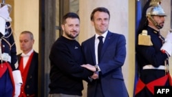 Presiden Prancis Emmanuel Macron (kanan) menyambut kunjungan Presiden Ukraina Volodymyr Zelenskyy di Istana Elysee, Paris, Minggu 14 Mei 2023.