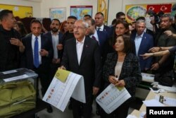 کمال قلیچداروغلو و همسرش سلوی قلیچداروغلو در یک شعبه اخذ رای در آنکارا