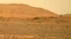 Penjelajah Mars Perseverance menunjukkan helikopter Ingenuity, kanan, terbang di atas permukaan planet. (Foto: NASA via AP)