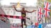 ኬንያዊው አሌክሳንደር ሙቲሶ ሙንያዎ የለንደኑን ማራቶን በአሸናፊነት ሲያጠናቅቅ (ፎቶ ኤፒ ሚያዚያ 21, 2024)
