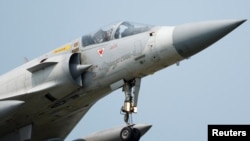 Pesawat Angkatan Udara Taiwan Mirage 2000-5 bersiap untuk mendarat di pangkalan udara Hsinchu di Hsinchu, Taiwan, pada 11 April 2023. (Foto: Reuters/Carlos Garcia Rawlins)