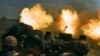 Tentara Ukraina menembakkan meriam ke arah posisi pasukan Rusia di dekat Bakhmut, wilayah Donetsk, Ukraina timur (foto: dok). 
