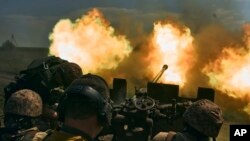 Tentara Ukraina menembakkan meriam ke arah posisi pasukan Rusia di dekat Bakhmut, wilayah Donetsk, Ukraina timur (foto: dok). 