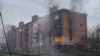 Asap mengepul dari sebuah bangunan yang rusak akibat serangan militer Rusia di garis depan kota Bakhmut, wilayah Donetsk, Ukraina, 27 Februari 2023. (REUTERS/Alex Babenko)