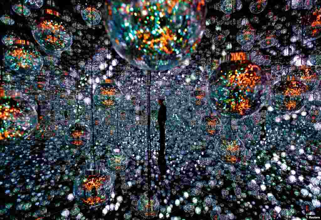 17 Kasım 2023 - Tokyo'da teamLab dijital sanat grubunun bir üyesi, Borderless (Sınırsız) adlı müzenin açılış hazırlıkları sırasında poz veriyor. 