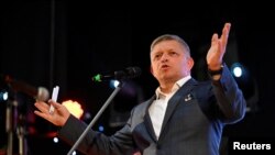 Колишній прем’єр-міністр Словаччини Роберт Фіцо очолює партію Смер (smer - спрямування), яка заявляє, що їй потрібен мандат виборців, щоб «боротися з Брюсселем».