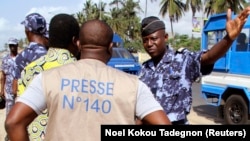 En mars dernier déjà, deux journalistes togolais avaient été condamnés par contumace à trois ans de prison ferme pour "outrage à l'autorité" et "propagation de propos mensongers sur les réseaux sociaux".