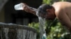 Seorang pria mendinginkan dirinya dengan air dari air mancur pada salah satu hari terpanas gelombang panas ketiga di Guadalajara, negara bagian Jalisco, Meksiko, pada 12 Juni 2023. (Foto: AFP)